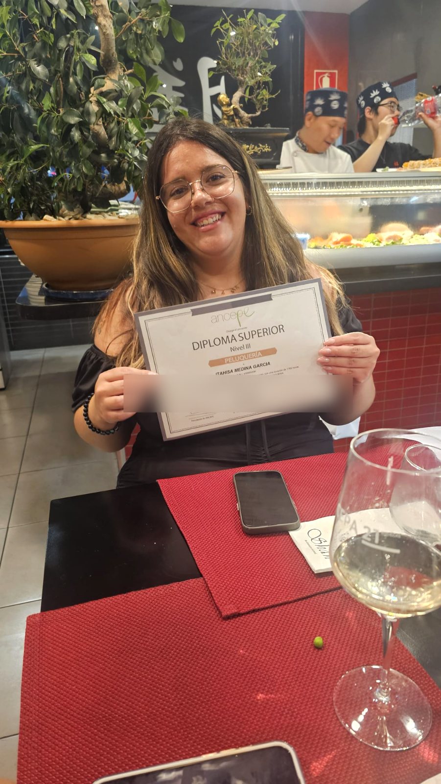 Alumna de Academia Yanes Gallardo con su Diploma Superior de Peluquería Nivel III de ANCEPE