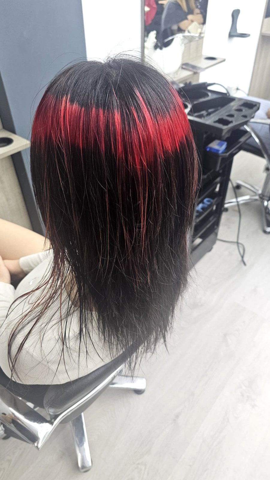 Mechas rojas sobre melena oscura realizadas en Academia Yanes Gallardo, San Isidro (Tenerife)
