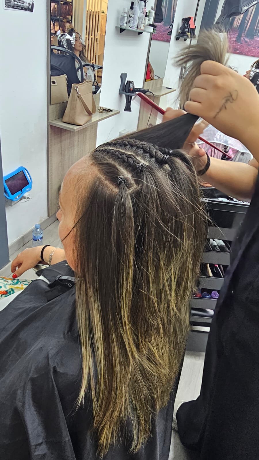 Colocación de extensiones de cabello sobre trenza en Academia Yanes Gallardó, San Isidro (Tenerife)