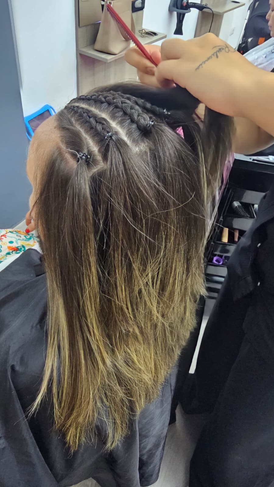 Trenzas de raíz paso a paso realizadas por el alumnado de Academia Yanes Gallardó, Tenerife