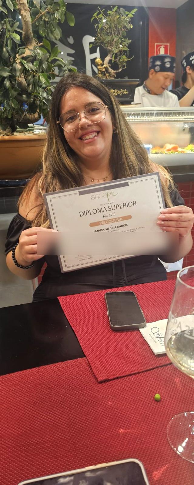 Alumna de Academia Yanes Gallardo con su Diploma Superior de Peluquería Nivel III de ANCEPE
