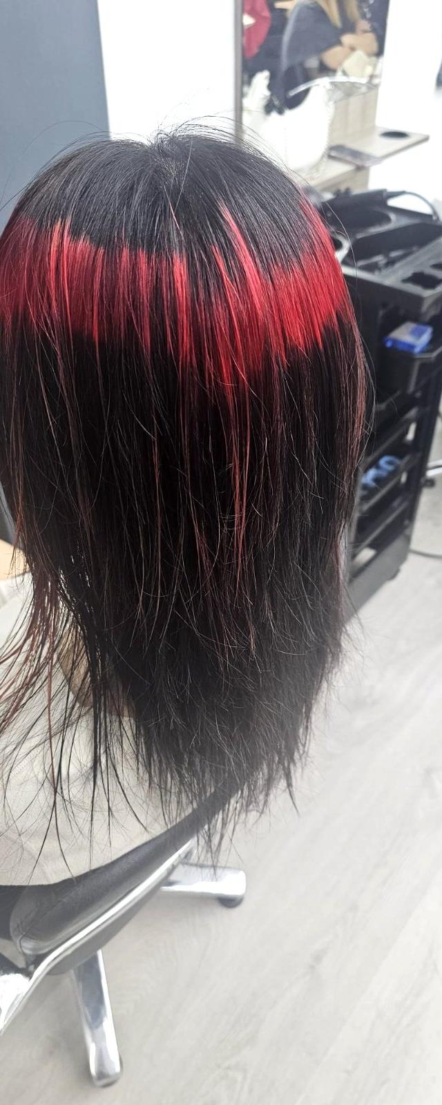 Mechas rojas sobre melena oscura realizadas en Academia Yanes Gallardo, San Isidro (Tenerife)